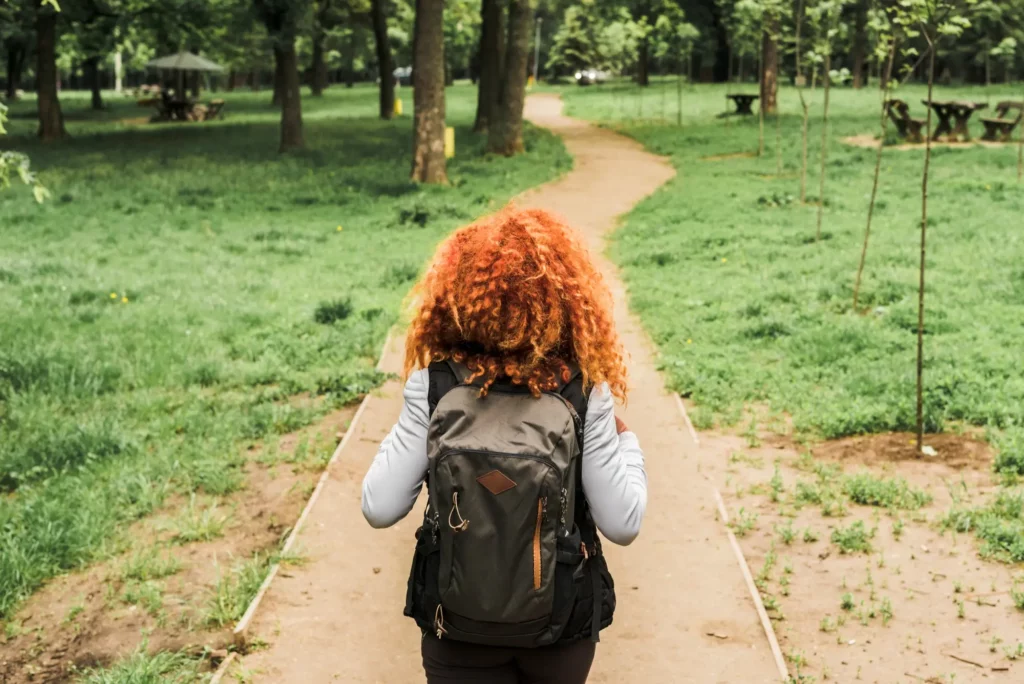 Enfant aux cheveux roux sur un sentier, sophrologie pour enfants à Narbonne, sur rendez-vous