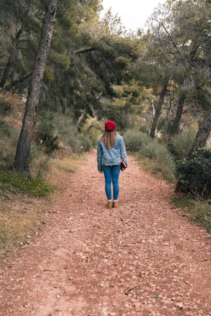 Enfant marchant sur un chemin en forêt, équilibre et bien-être par la sophrologie à Narbonne