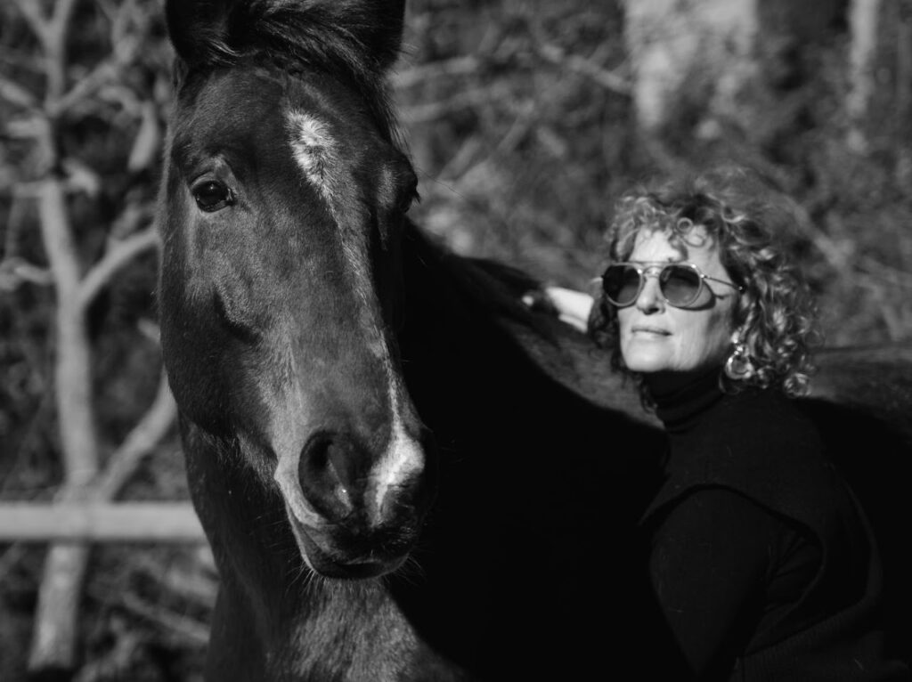 Complicité entre Véronique Marquier et un cheval, soins énergétiques dans l'Aude