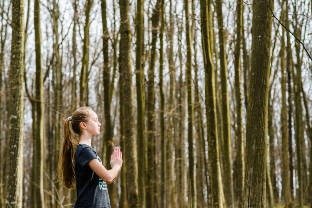 Jeune fille dans une forêt de bouleaux, sophrologie pour adolescents à Narbonne