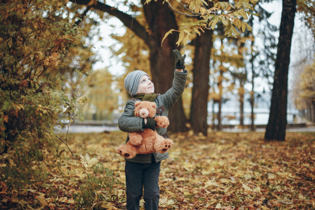 Parent et enfant en forêt d'automne, sophrologie pour enfants à Narbonne avec Véronique Marquier