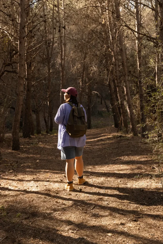 Adolescente en forêt avec son sac à dos, sophrologie pour adolescents à Narbonne avec Véronique Marquier